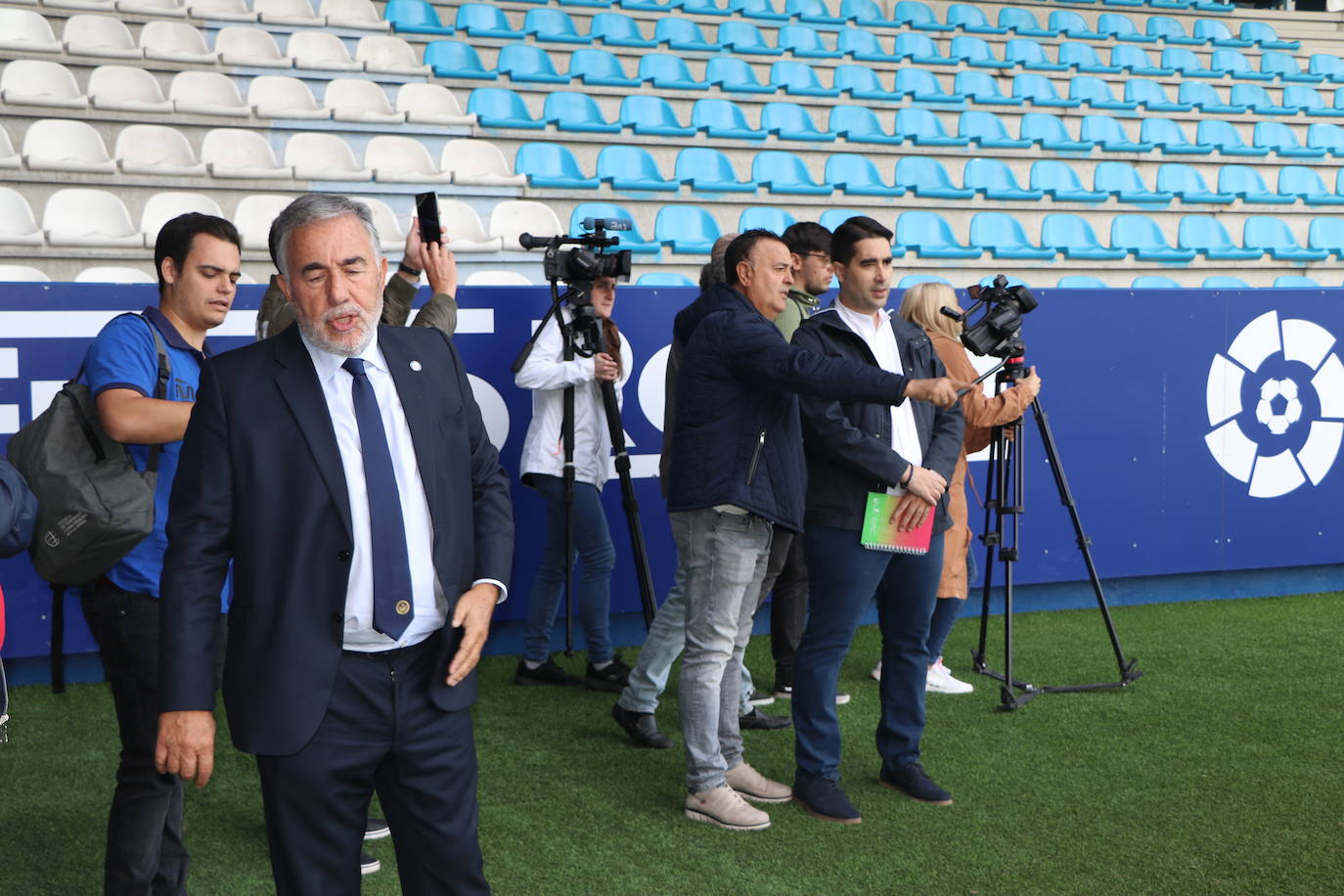 La entidad blanquiazul muestra las notables mejoras acometidas en El Toralín, que marcan el desarrollo futuro de su proyecto deportivo. La investión en los dos últimos años alcanza los cinco millones de euros. 