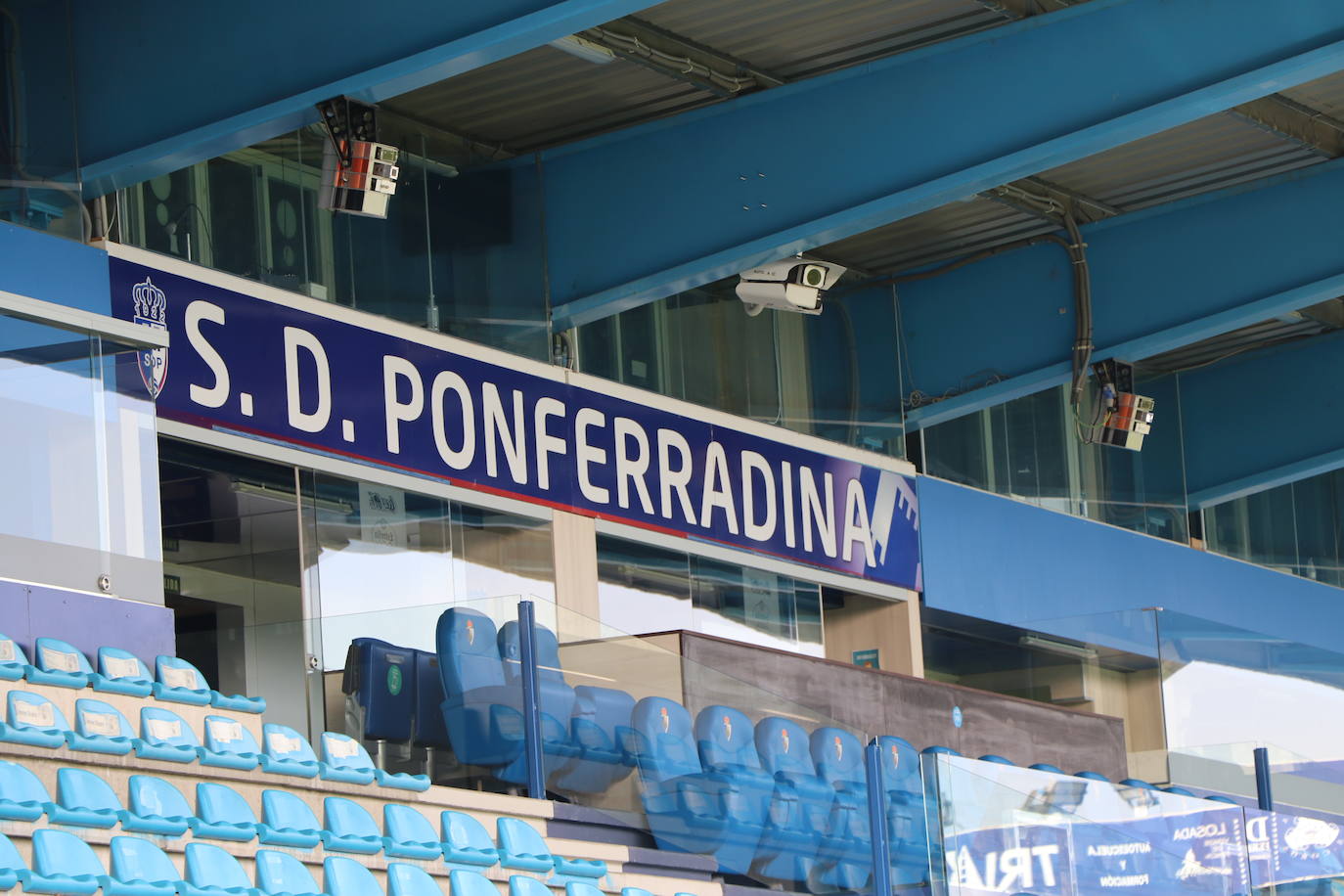 La entidad blanquiazul muestra las notables mejoras acometidas en El Toralín, que marcan el desarrollo futuro de su proyecto deportivo. La investión en los dos últimos años alcanza los cinco millones de euros. 