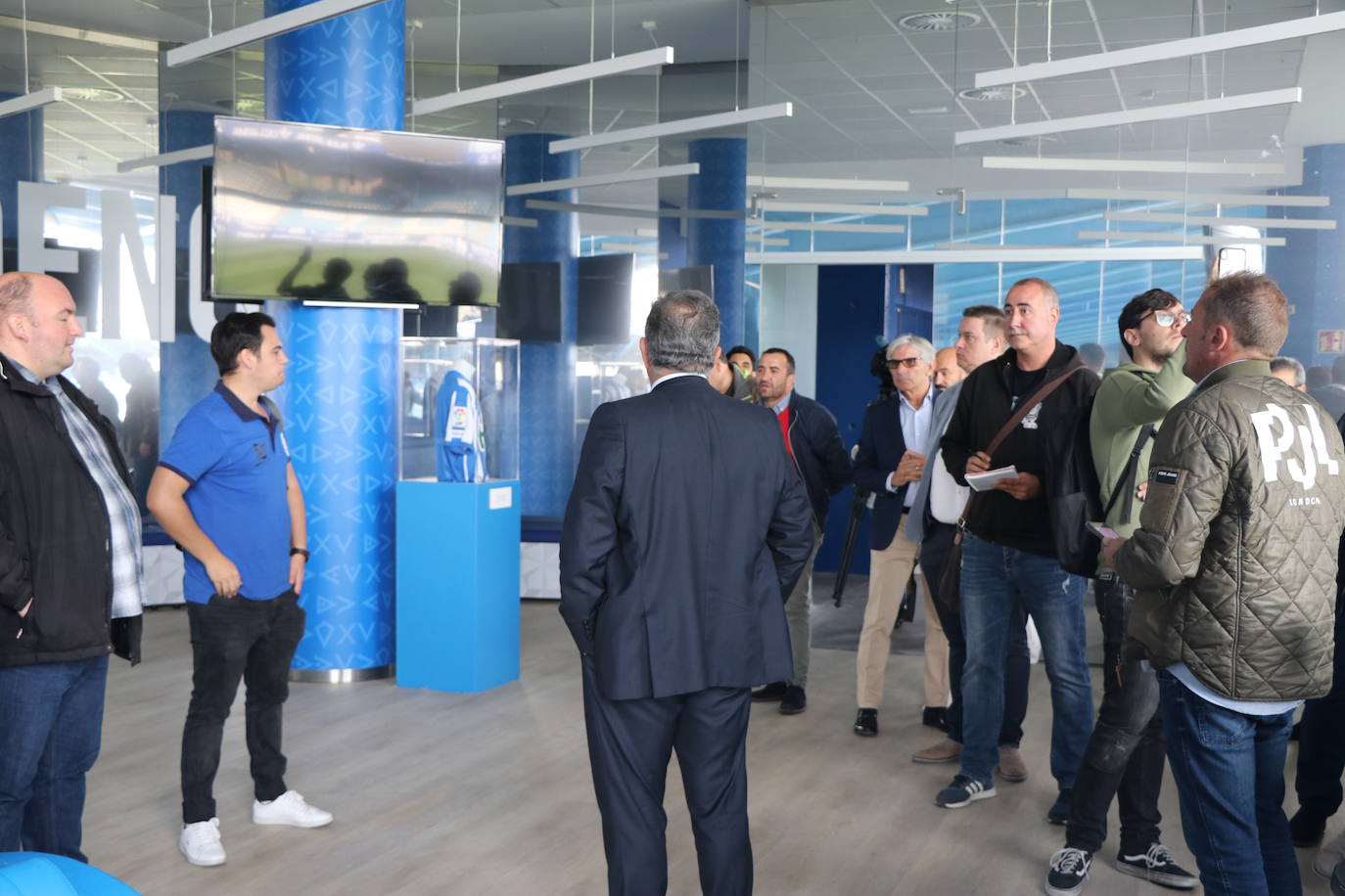 La entidad blanquiazul muestra las notables mejoras acometidas en El Toralín, que marcan el desarrollo futuro de su proyecto deportivo. La investión en los dos últimos años alcanza los cinco millones de euros. 