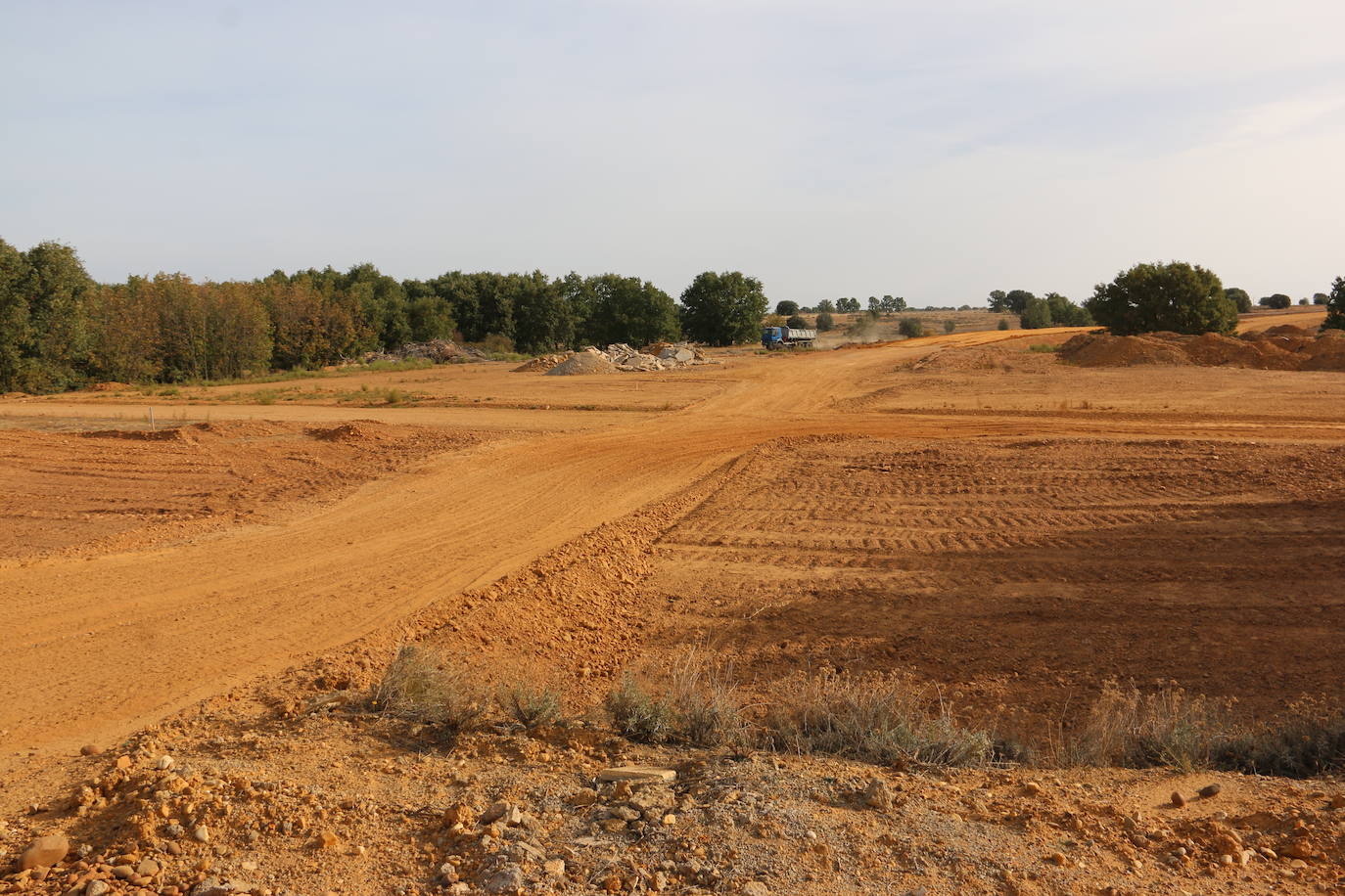 La ministra de Industria, Comercio y Turismo, Reyes Maroto, la delegada del Gobierno, Virginia Barcones, y el consejero de Medio Ambiente, Juan Carlos Suárez-Quiñones, visitan la planta siderúrgica del grupo NSR en la localidad leonesa de Villadangos del Páramo. Antes, la delegación visitará ha visitado los trabajos llevados a cabo para la nueva línea férrea que llegará a pie de fábrica hasta Villadangos. 
