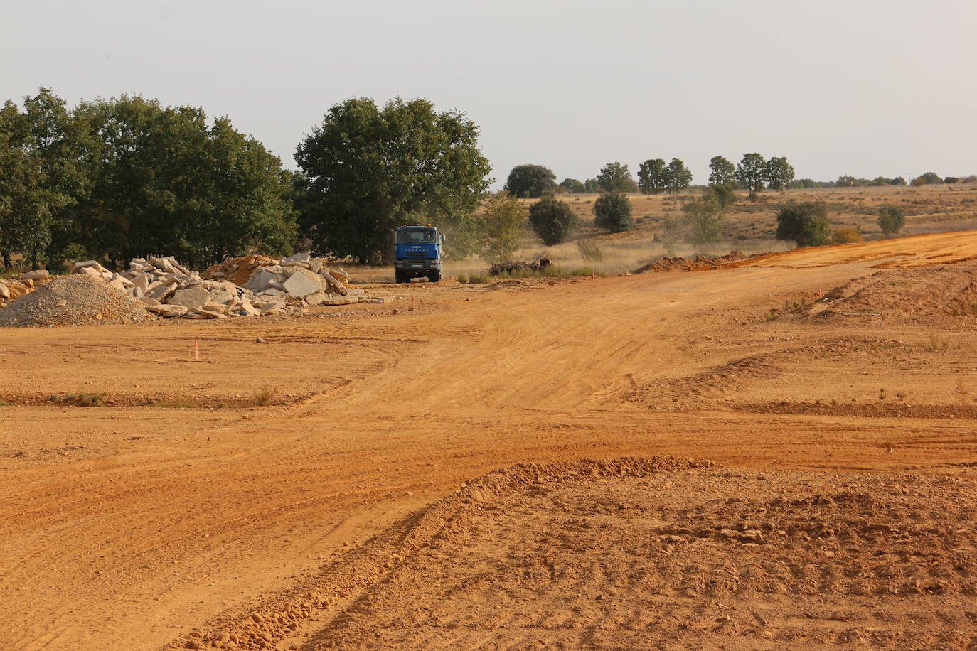 La ministra de Industria, Comercio y Turismo, Reyes Maroto, la delegada del Gobierno, Virginia Barcones, y el consejero de Medio Ambiente, Juan Carlos Suárez-Quiñones, visitan la planta siderúrgica del grupo NSR en la localidad leonesa de Villadangos del Páramo. Antes, la delegación visitará ha visitado los trabajos llevados a cabo para la nueva línea férrea que llegará a pie de fábrica hasta Villadangos. 