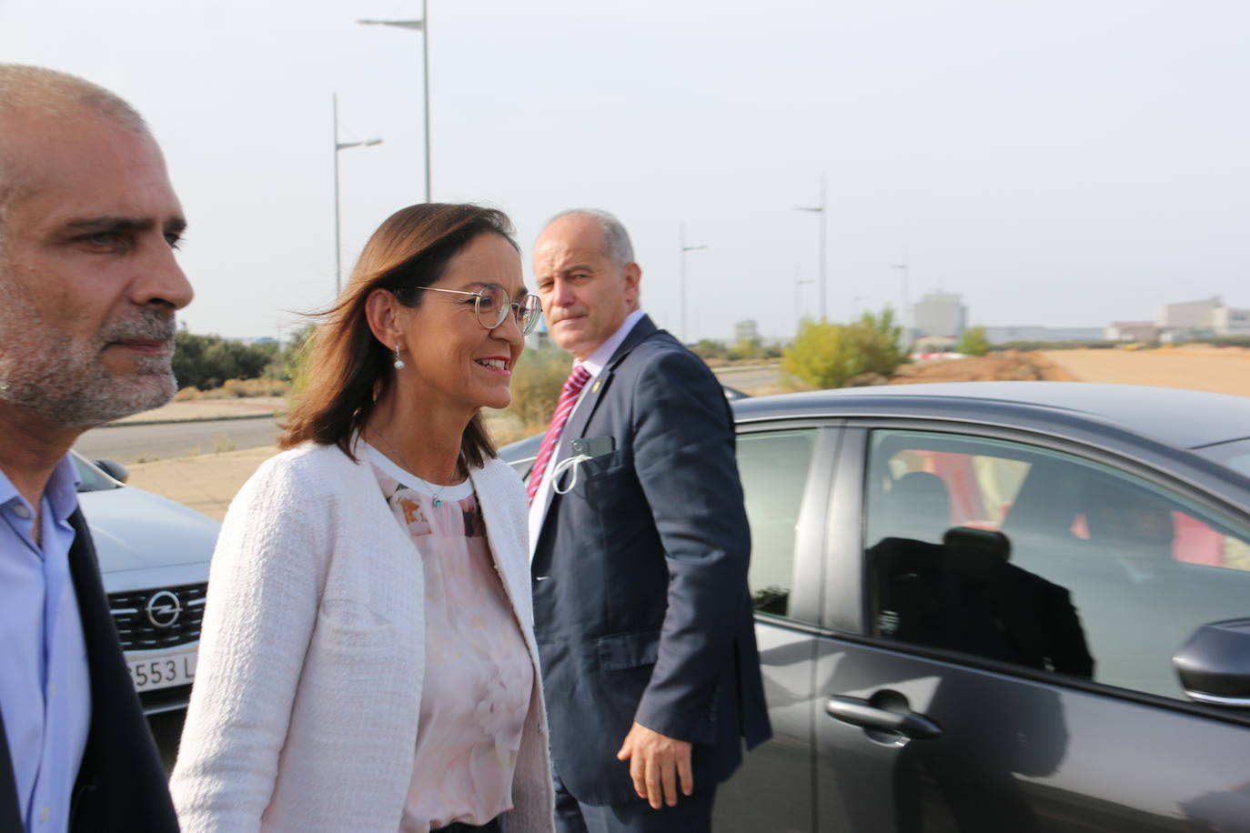 La ministra de Industria, Comercio y Turismo, Reyes Maroto, la delegada del Gobierno, Virginia Barcones, y el consejero de Medio Ambiente, Juan Carlos Suárez-Quiñones, visitan la planta siderúrgica del grupo NSR en la localidad leonesa de Villadangos del Páramo. Antes, la delegación visitará ha visitado los trabajos llevados a cabo para la nueva línea férrea que llegará a pie de fábrica hasta Villadangos. 