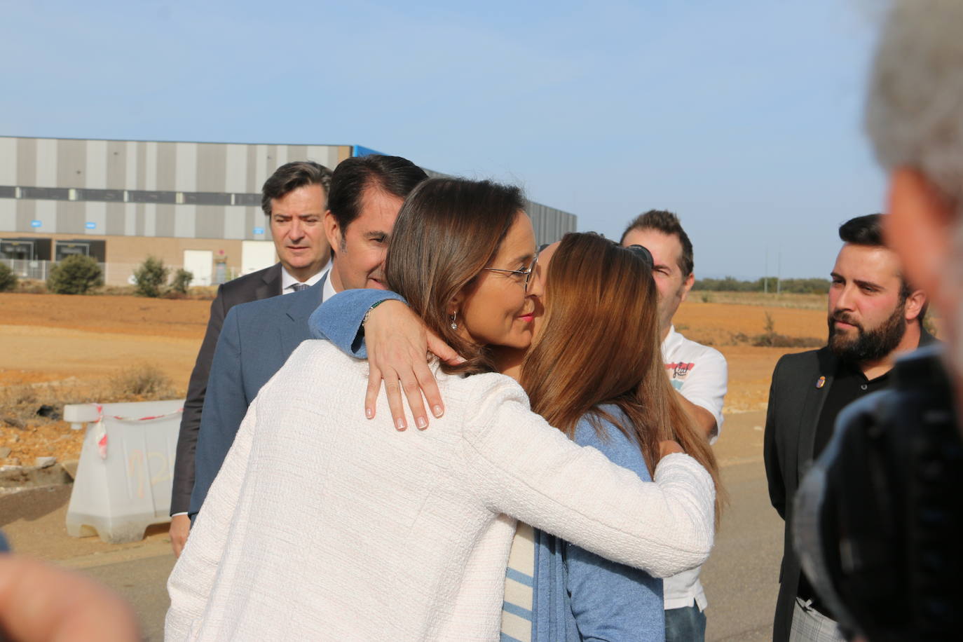 La ministra de Industria, Comercio y Turismo, Reyes Maroto, la delegada del Gobierno, Virginia Barcones, y el consejero de Medio Ambiente, Juan Carlos Suárez-Quiñones, visitan la planta siderúrgica del grupo NSR en la localidad leonesa de Villadangos del Páramo. Antes, la delegación visitará ha visitado los trabajos llevados a cabo para la nueva línea férrea que llegará a pie de fábrica hasta Villadangos. 