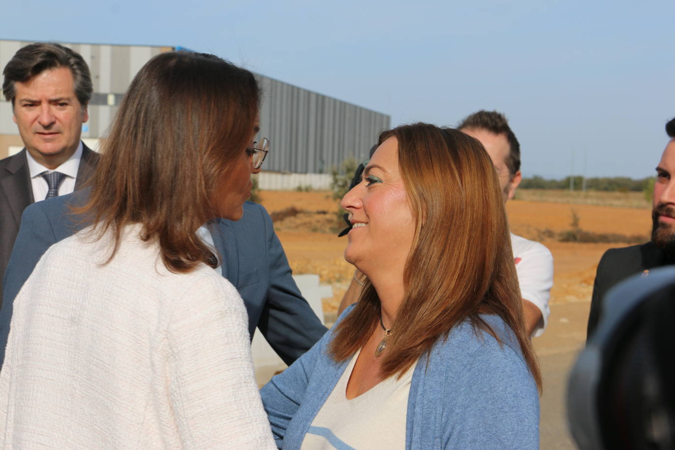 La ministra de Industria, Comercio y Turismo, Reyes Maroto, la delegada del Gobierno, Virginia Barcones, y el consejero de Medio Ambiente, Juan Carlos Suárez-Quiñones, visitan la planta siderúrgica del grupo NSR en la localidad leonesa de Villadangos del Páramo. Antes, la delegación visitará ha visitado los trabajos llevados a cabo para la nueva línea férrea que llegará a pie de fábrica hasta Villadangos. 