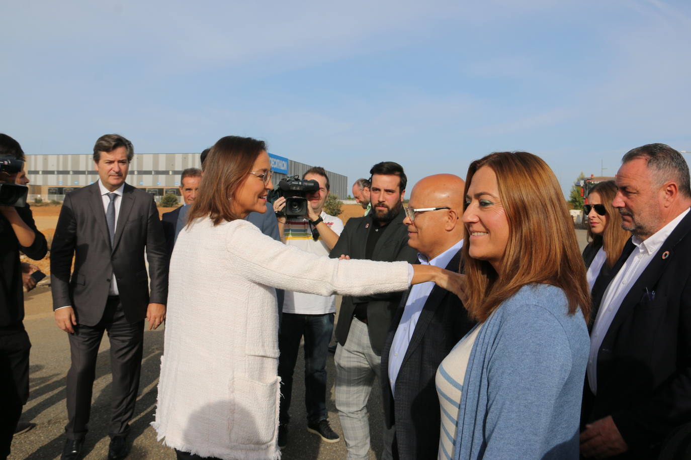 La ministra de Industria, Comercio y Turismo, Reyes Maroto, la delegada del Gobierno, Virginia Barcones, y el consejero de Medio Ambiente, Juan Carlos Suárez-Quiñones, visitan la planta siderúrgica del grupo NSR en la localidad leonesa de Villadangos del Páramo. Antes, la delegación visitará ha visitado los trabajos llevados a cabo para la nueva línea férrea que llegará a pie de fábrica hasta Villadangos. 