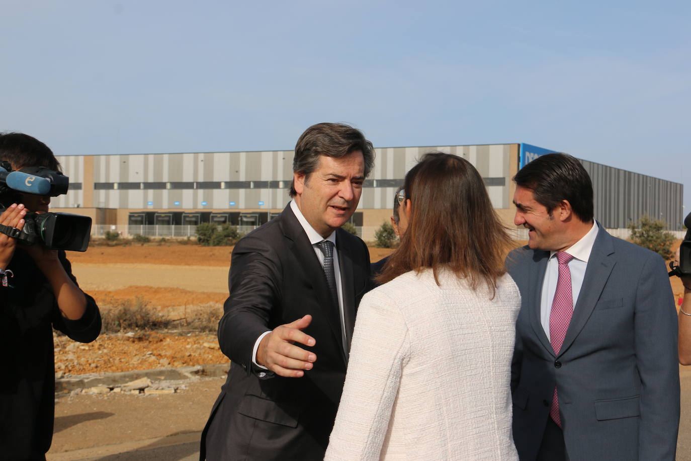 La ministra de Industria, Comercio y Turismo, Reyes Maroto, la delegada del Gobierno, Virginia Barcones, y el consejero de Medio Ambiente, Juan Carlos Suárez-Quiñones, visitan la planta siderúrgica del grupo NSR en la localidad leonesa de Villadangos del Páramo. Antes, la delegación visitará ha visitado los trabajos llevados a cabo para la nueva línea férrea que llegará a pie de fábrica hasta Villadangos. 