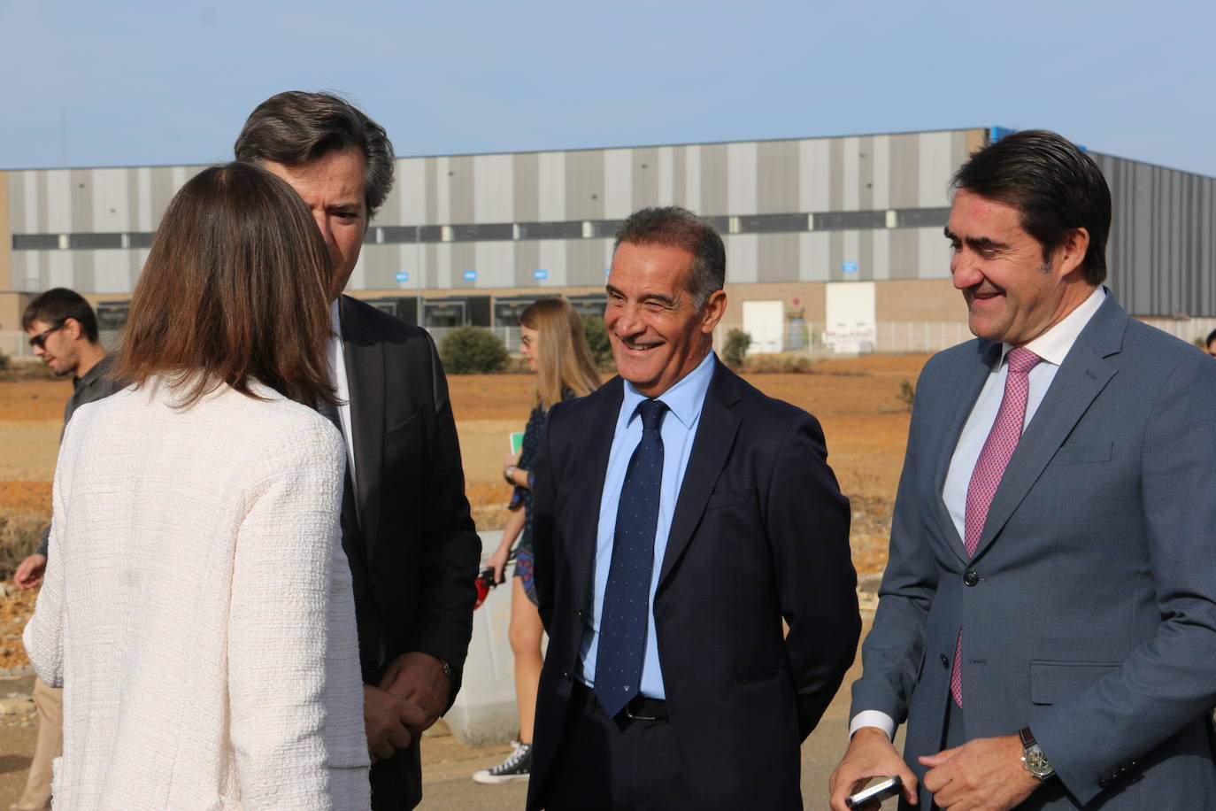 La ministra de Industria, Comercio y Turismo, Reyes Maroto, la delegada del Gobierno, Virginia Barcones, y el consejero de Medio Ambiente, Juan Carlos Suárez-Quiñones, visitan la planta siderúrgica del grupo NSR en la localidad leonesa de Villadangos del Páramo. Antes, la delegación visitará ha visitado los trabajos llevados a cabo para la nueva línea férrea que llegará a pie de fábrica hasta Villadangos. 