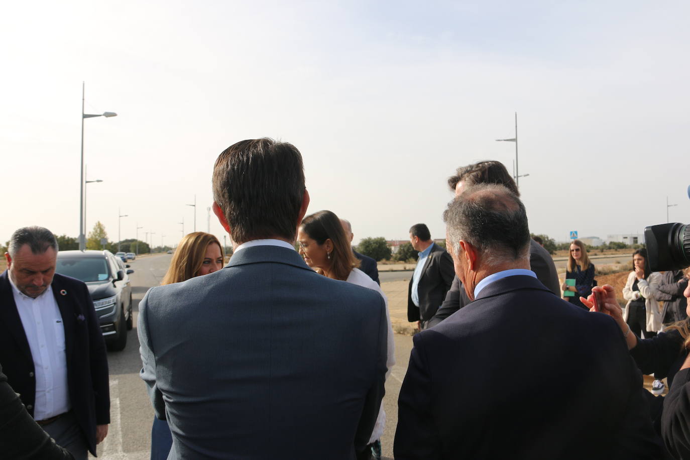 La ministra de Industria, Comercio y Turismo, Reyes Maroto, la delegada del Gobierno, Virginia Barcones, y el consejero de Medio Ambiente, Juan Carlos Suárez-Quiñones, visitan la planta siderúrgica del grupo NSR en la localidad leonesa de Villadangos del Páramo. Antes, la delegación visitará ha visitado los trabajos llevados a cabo para la nueva línea férrea que llegará a pie de fábrica hasta Villadangos. 