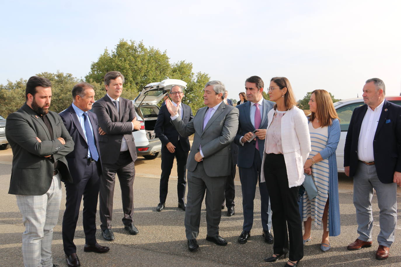 La ministra de Industria, Comercio y Turismo, Reyes Maroto, la delegada del Gobierno, Virginia Barcones, y el consejero de Medio Ambiente, Juan Carlos Suárez-Quiñones, visitan la planta siderúrgica del grupo NSR en la localidad leonesa de Villadangos del Páramo. Antes, la delegación visitará ha visitado los trabajos llevados a cabo para la nueva línea férrea que llegará a pie de fábrica hasta Villadangos. 