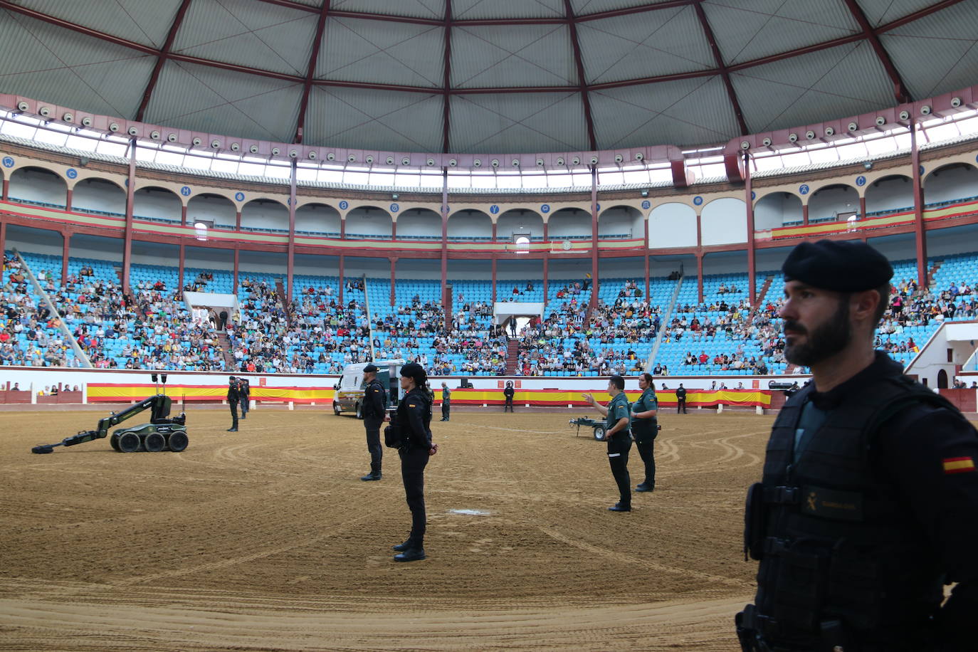 Demostración de procedimientos de actuación de la Guardia Civil en la Plaza de Toros de León