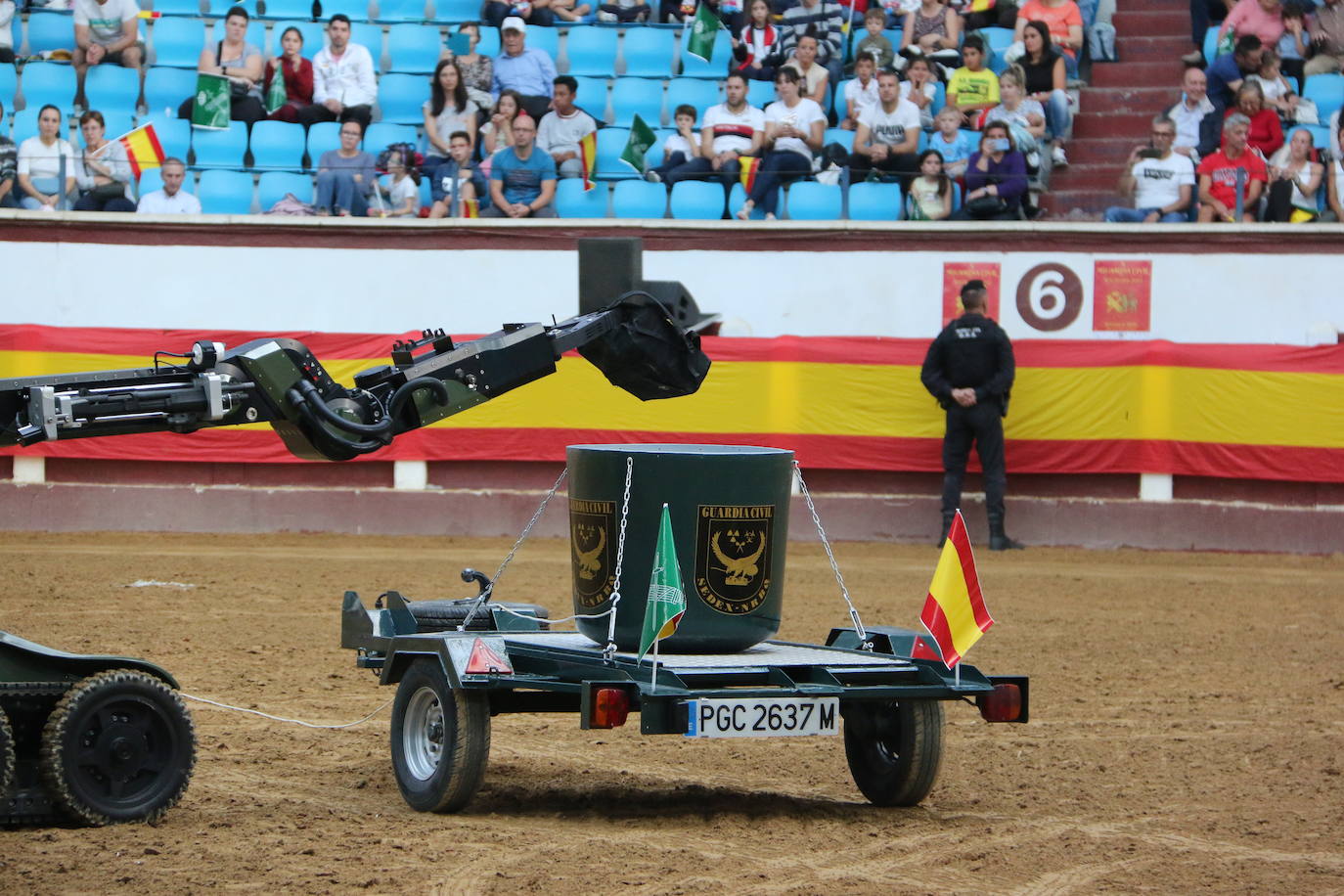 Demostración de procedimientos de actuación de la Guardia Civil en la Plaza de Toros de León