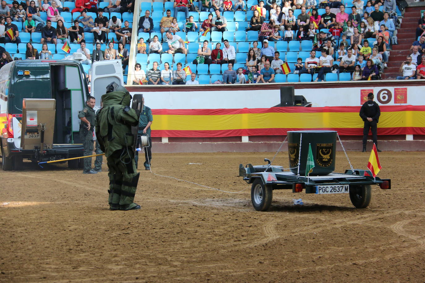 Demostración de procedimientos de actuación de la Guardia Civil en la Plaza de Toros de León