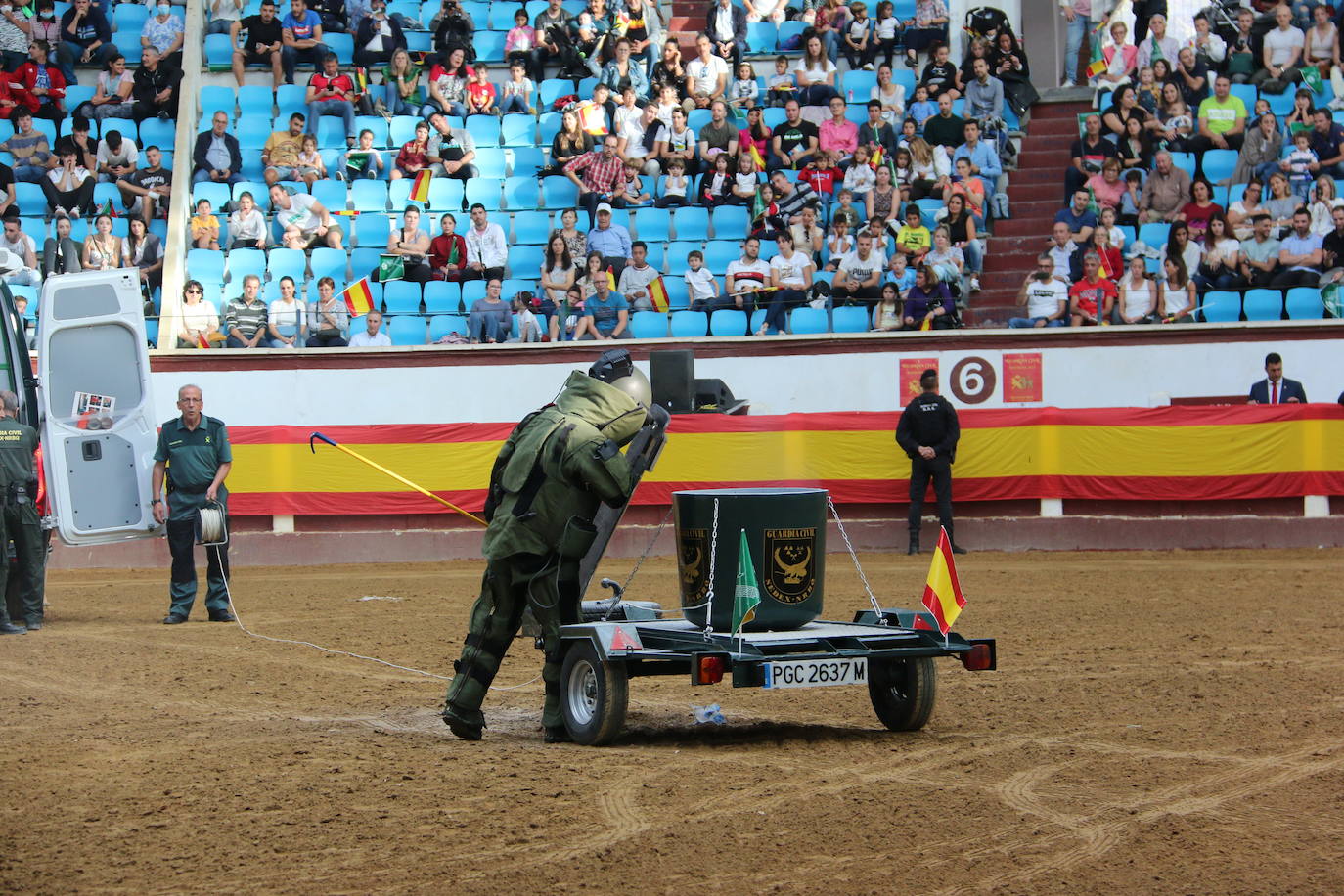 Demostración de procedimientos de actuación de la Guardia Civil en la Plaza de Toros de León