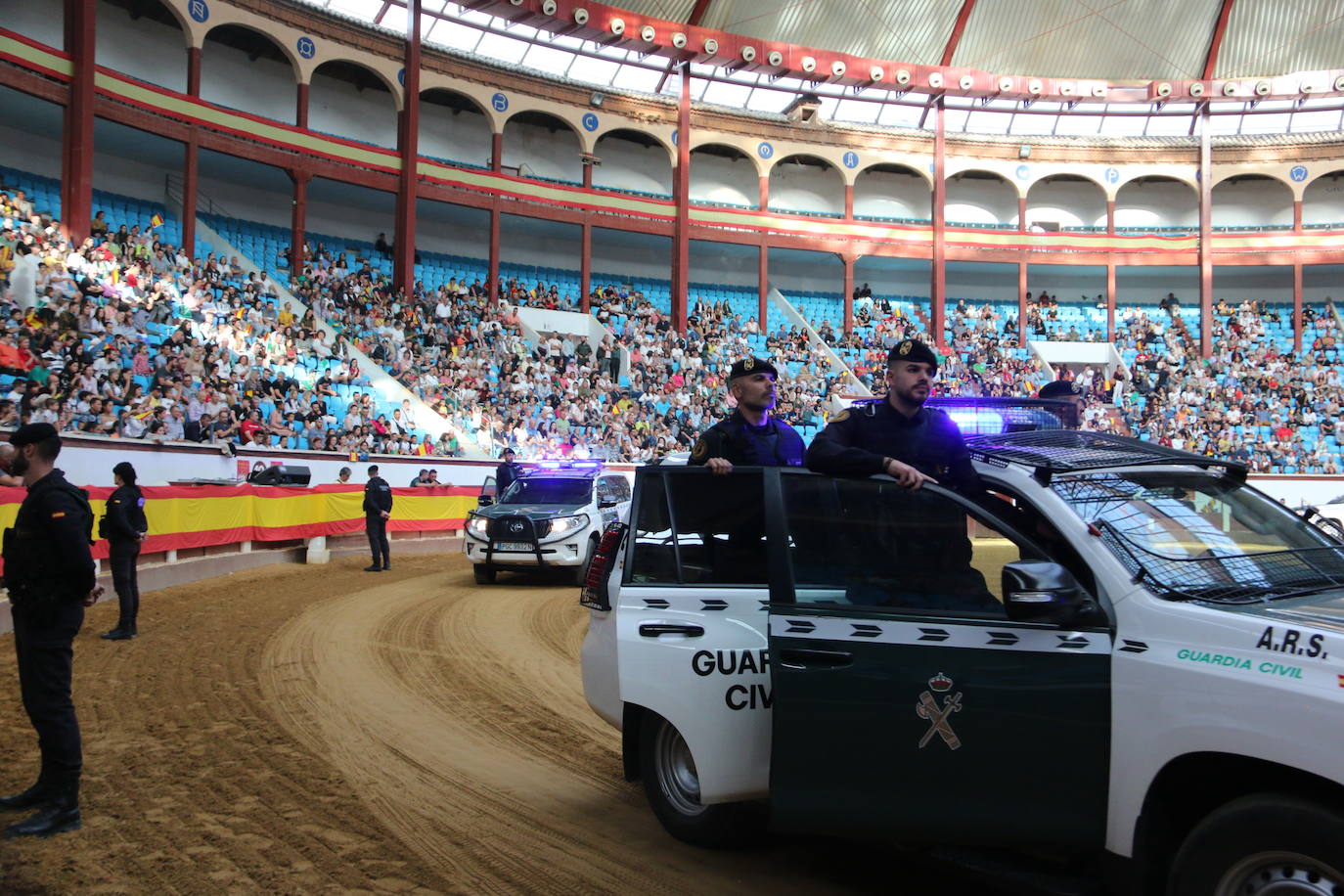 Demostración de procedimientos de actuación de la Guardia Civil en la Plaza de Toros de León