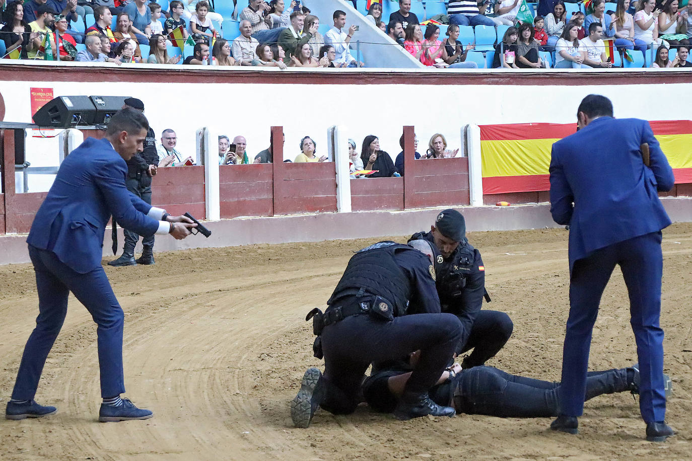 Demostración de procedimientos de actuación de la Guardia Civil en la Plaza de Toros de León