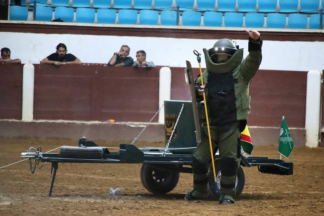 Demostración de procedimientos de actuación de la Guardia Civil en la Plaza de Toros de León