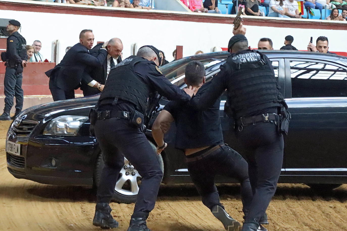 Demostración de procedimientos de actuación de la Guardia Civil en la Plaza de Toros de León