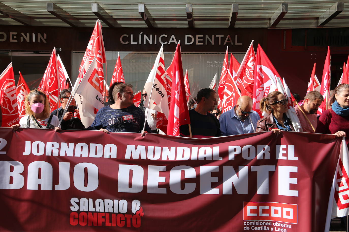 Concentración por la subida salarial en el Día del Trabajo Decente en León. 