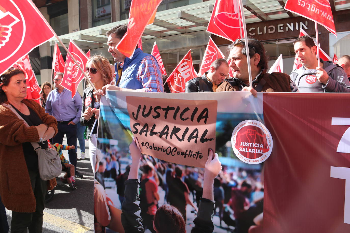 Concentración por la subida salarial en el Día del Trabajo Decente en León. 