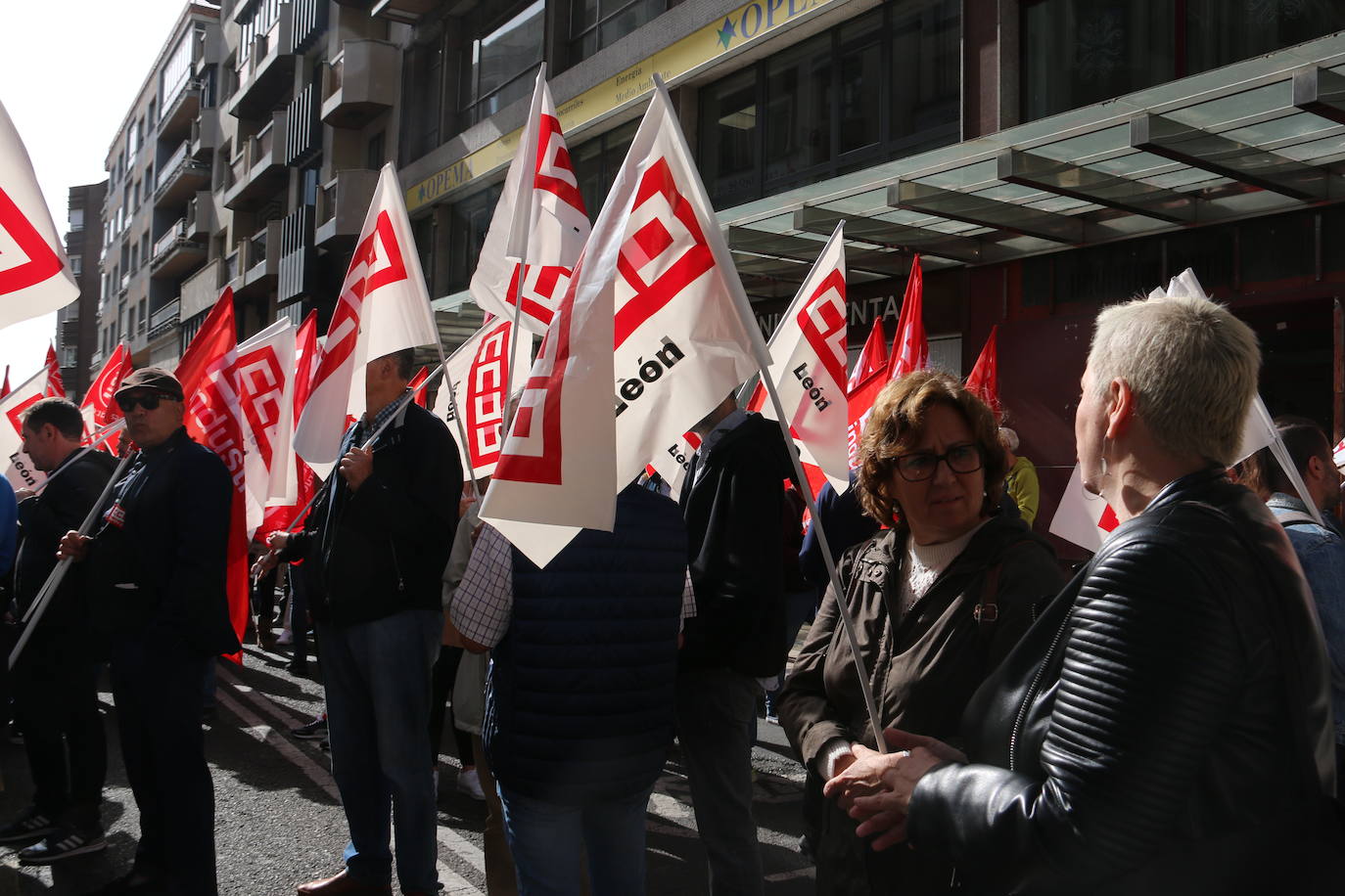 Concentración por la subida salarial en el Día del Trabajo Decente en León. 