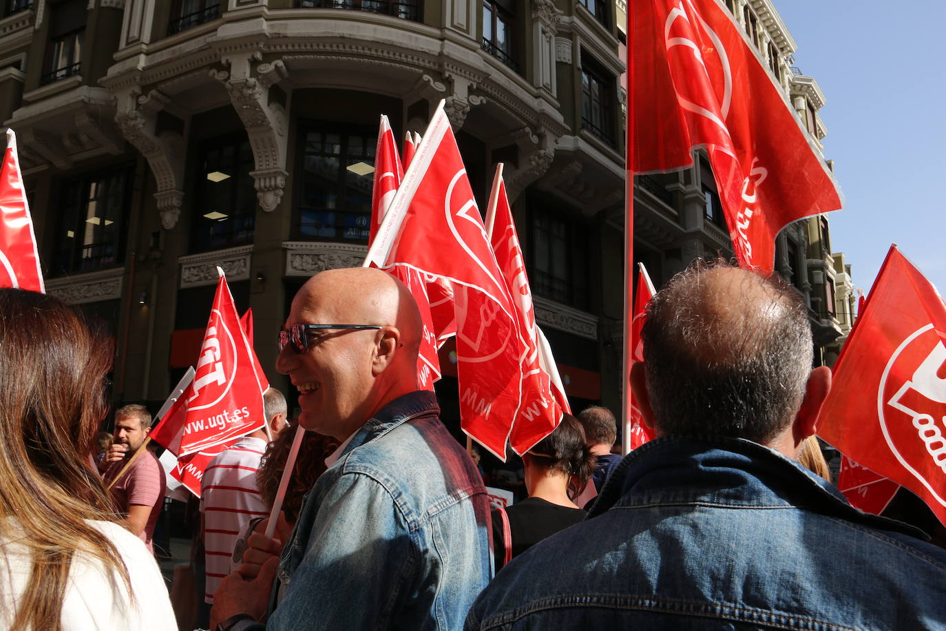 Concentración por la subida salarial en el Día del Trabajo Decente en León. 