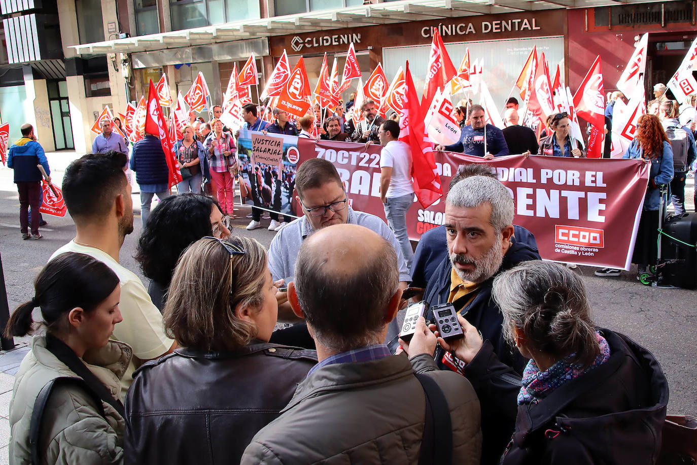 Concentración por la subida salarial en el Día del Trabajo Decente en León. 