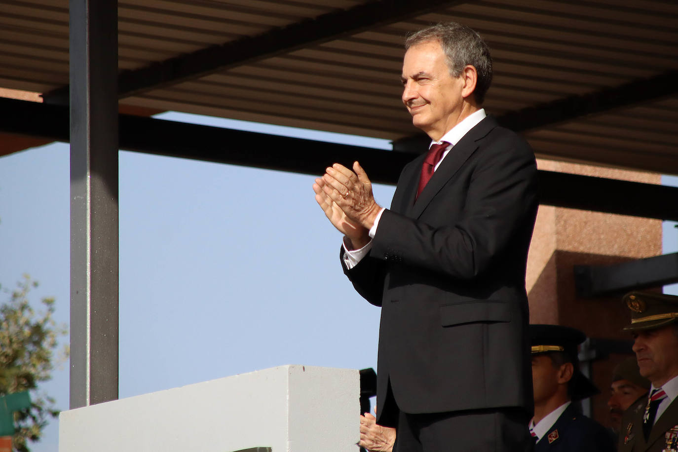 El expresidente Zapatero acompaña a Amparo Valcarce, secretaria de Estado de Defensa, en la celebración de la patrona de la UME. 