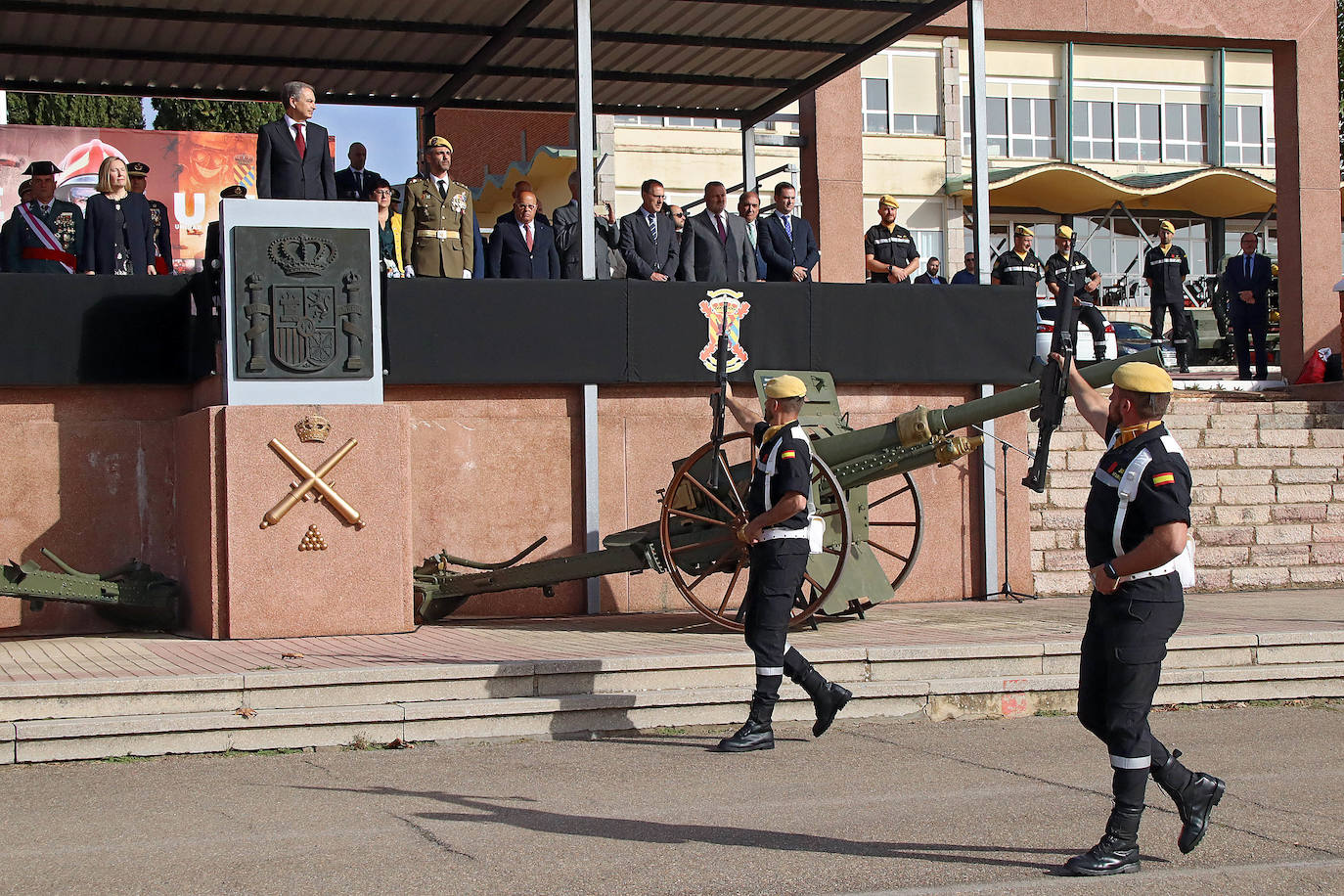 El expresidente Zapatero acompaña a Amparo Valcarce, secretaria de Estado de Defensa, en la celebración de la patrona de la UME. 