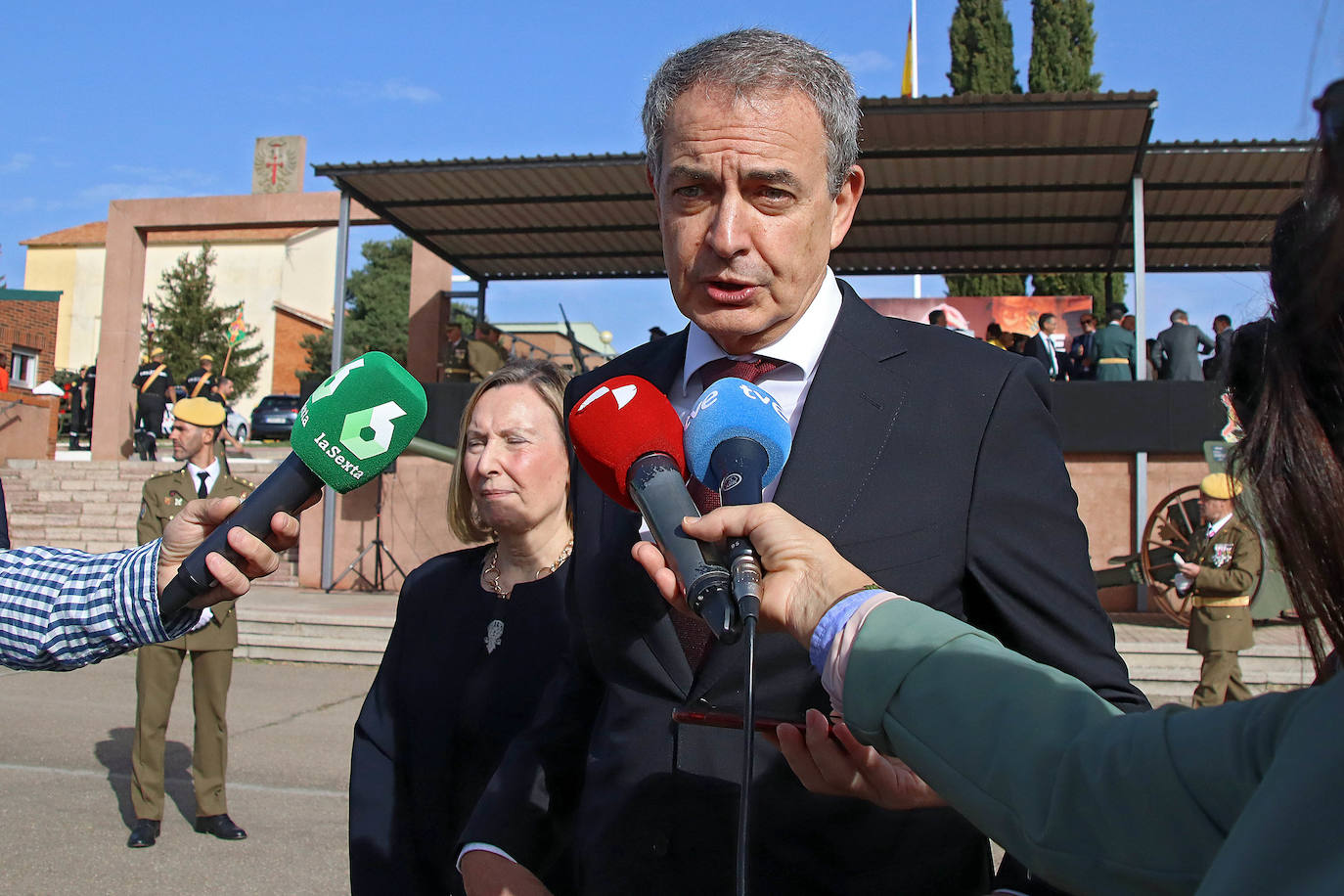 El expresidente Zapatero acompaña a Amparo Valcarce, secretaria de Estado de Defensa, en la celebración de la patrona de la UME. 