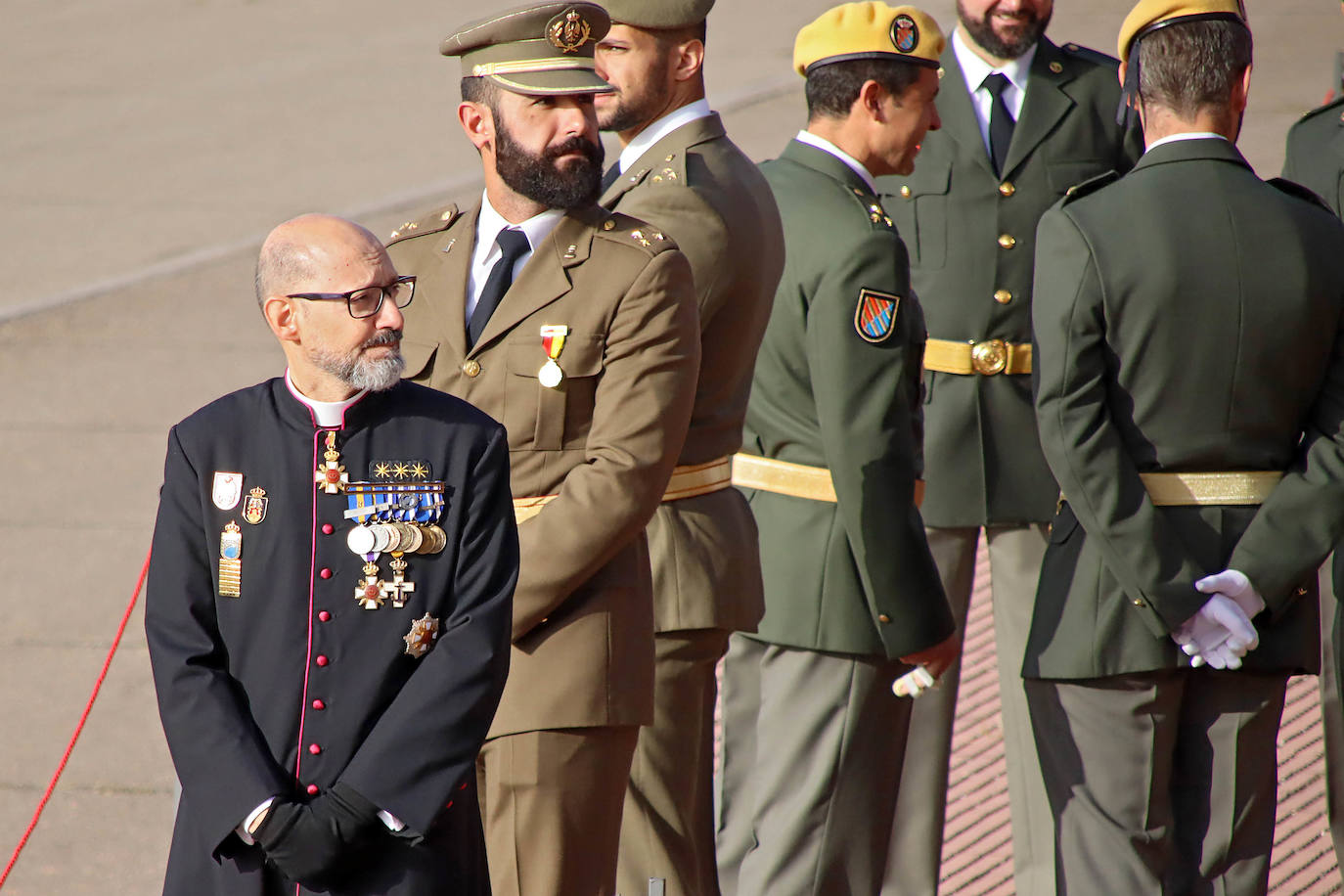 El expresidente Zapatero acompaña a Amparo Valcarce, secretaria de Estado de Defensa, en la celebración de la patrona de la UME. 