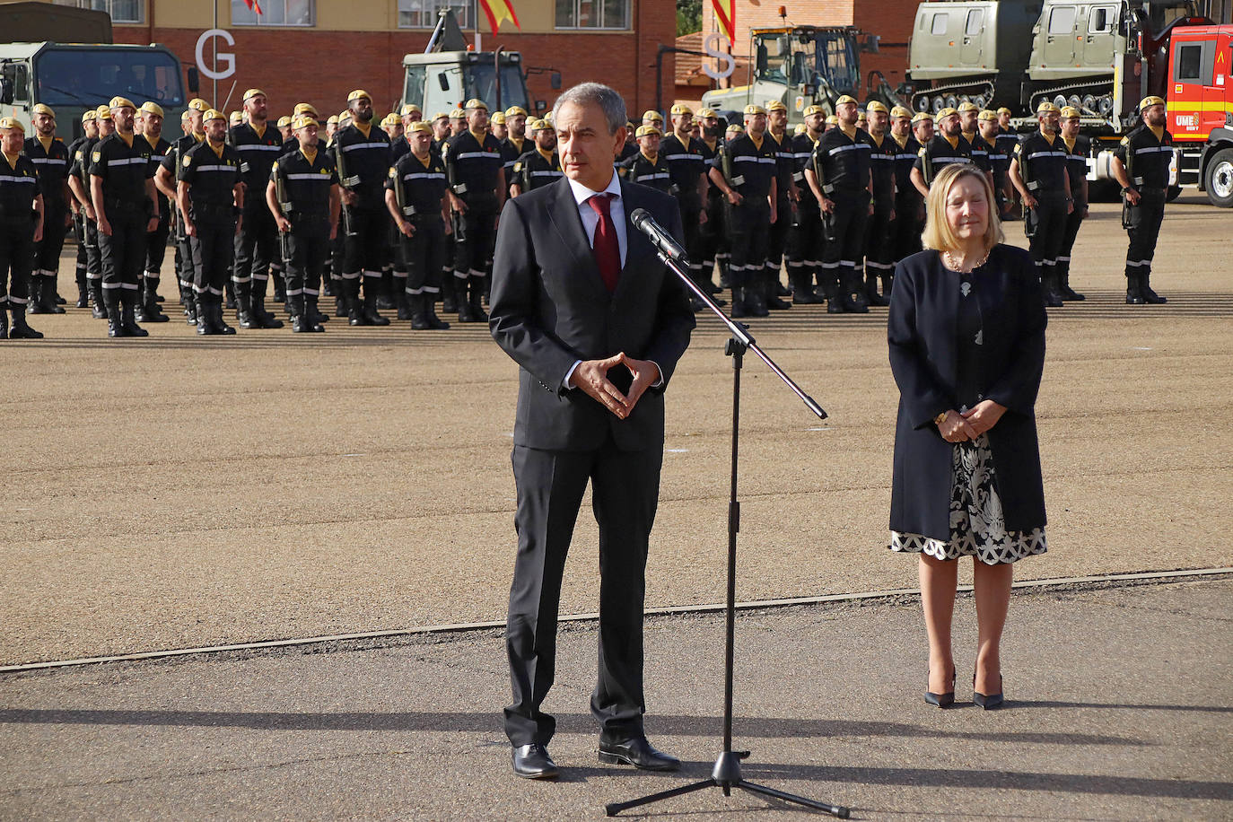 El expresidente Zapatero acompaña a Amparo Valcarce, secretaria de Estado de Defensa, en la celebración de la patrona de la UME. 