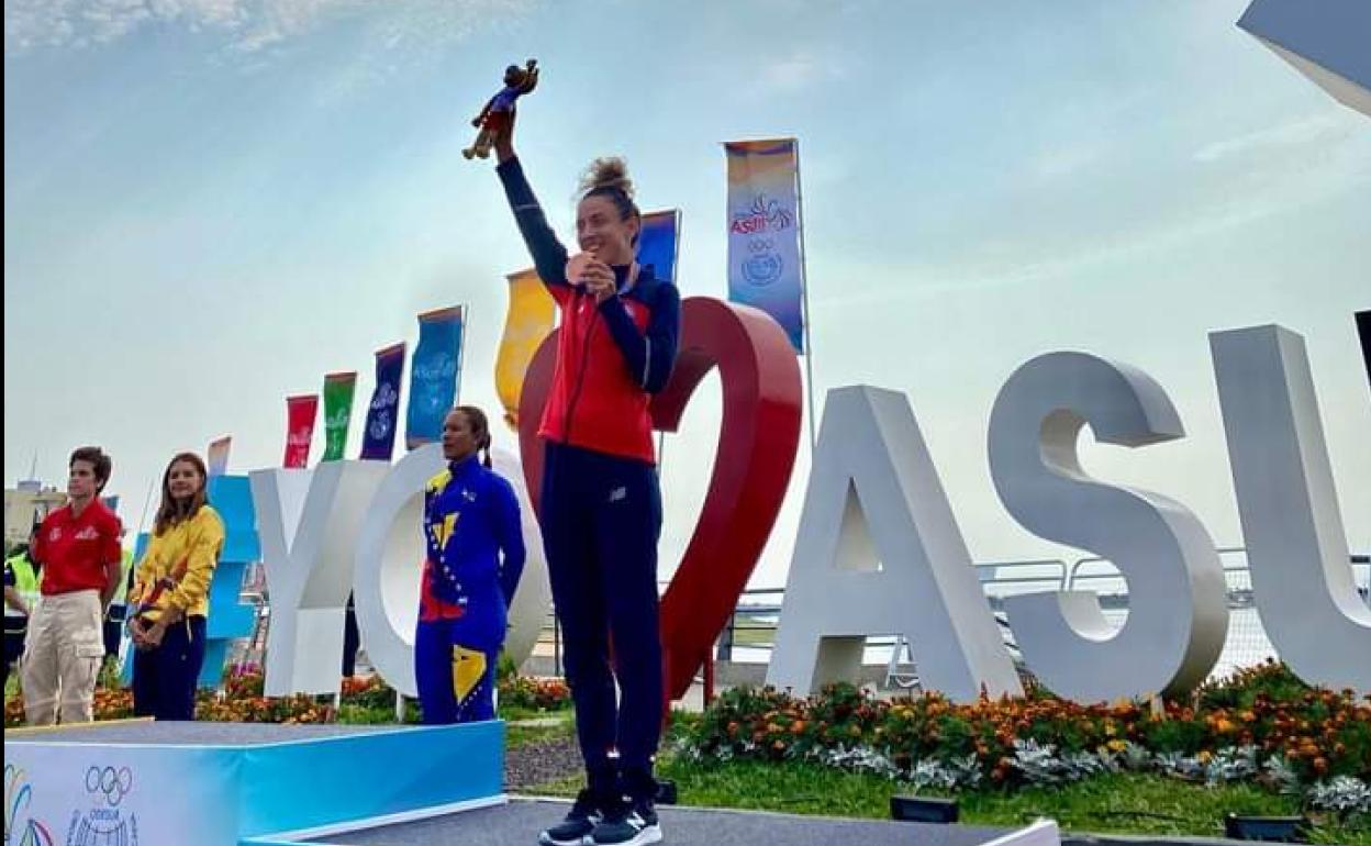 Aranza Villalons, en el podio de los Juegos Sudamericanos de Asunción (Paraguay), con su medalla de bronce. 