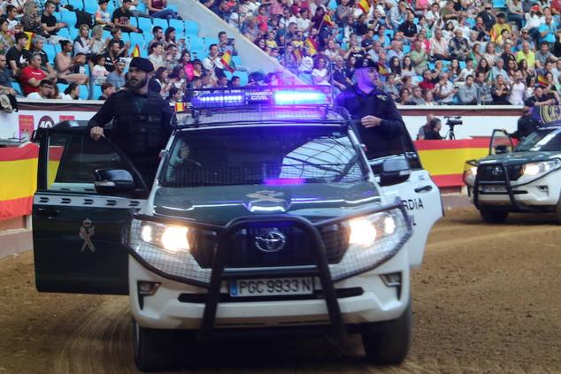 Demostración de procedimientos de actuación de la Guardia Civil en la Plaza de Toros de León