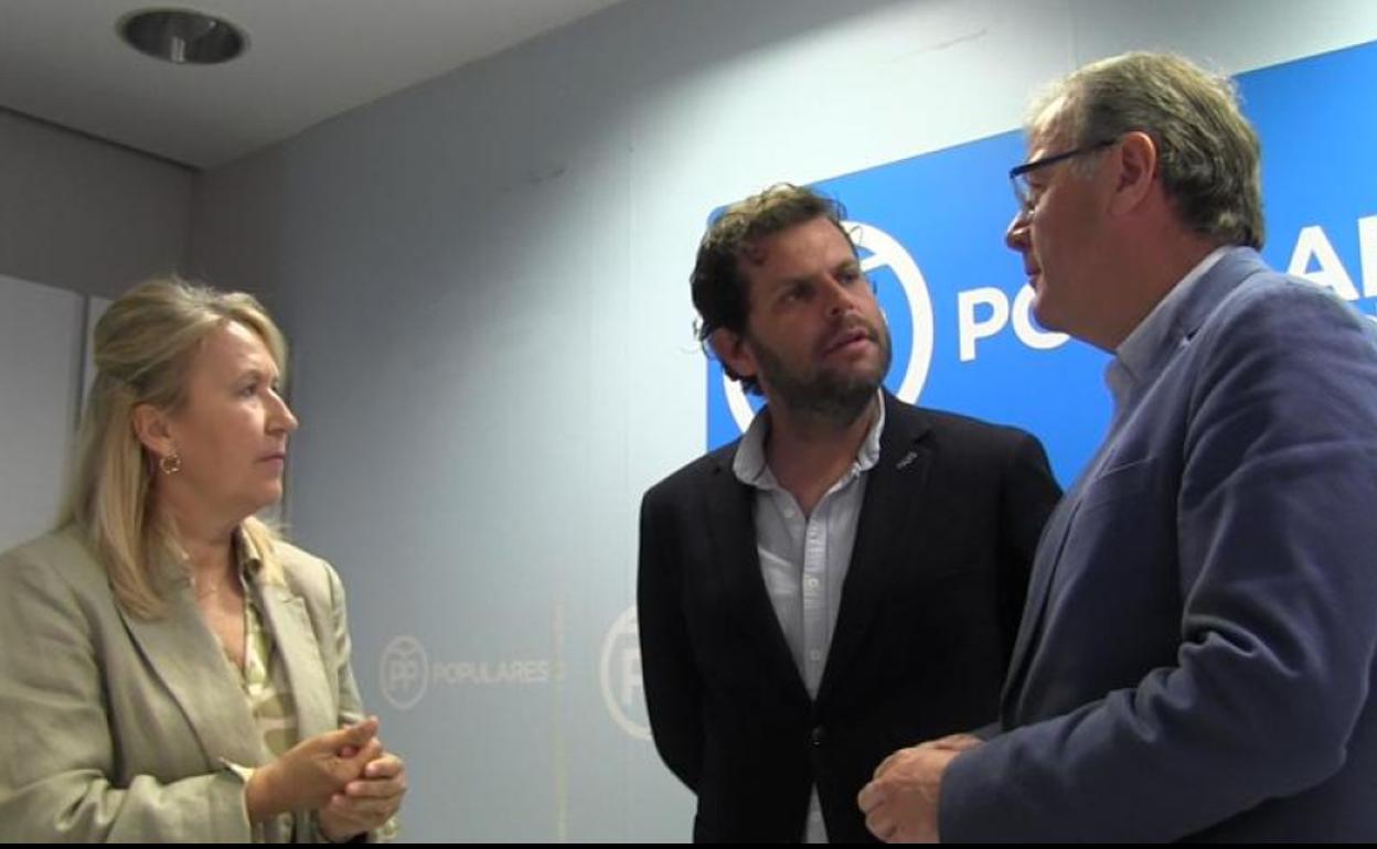 La diputada Carmen González-Guinda y los senadores Antonio Silván y Javier Santiago, del PP, en una imagen de archivo.