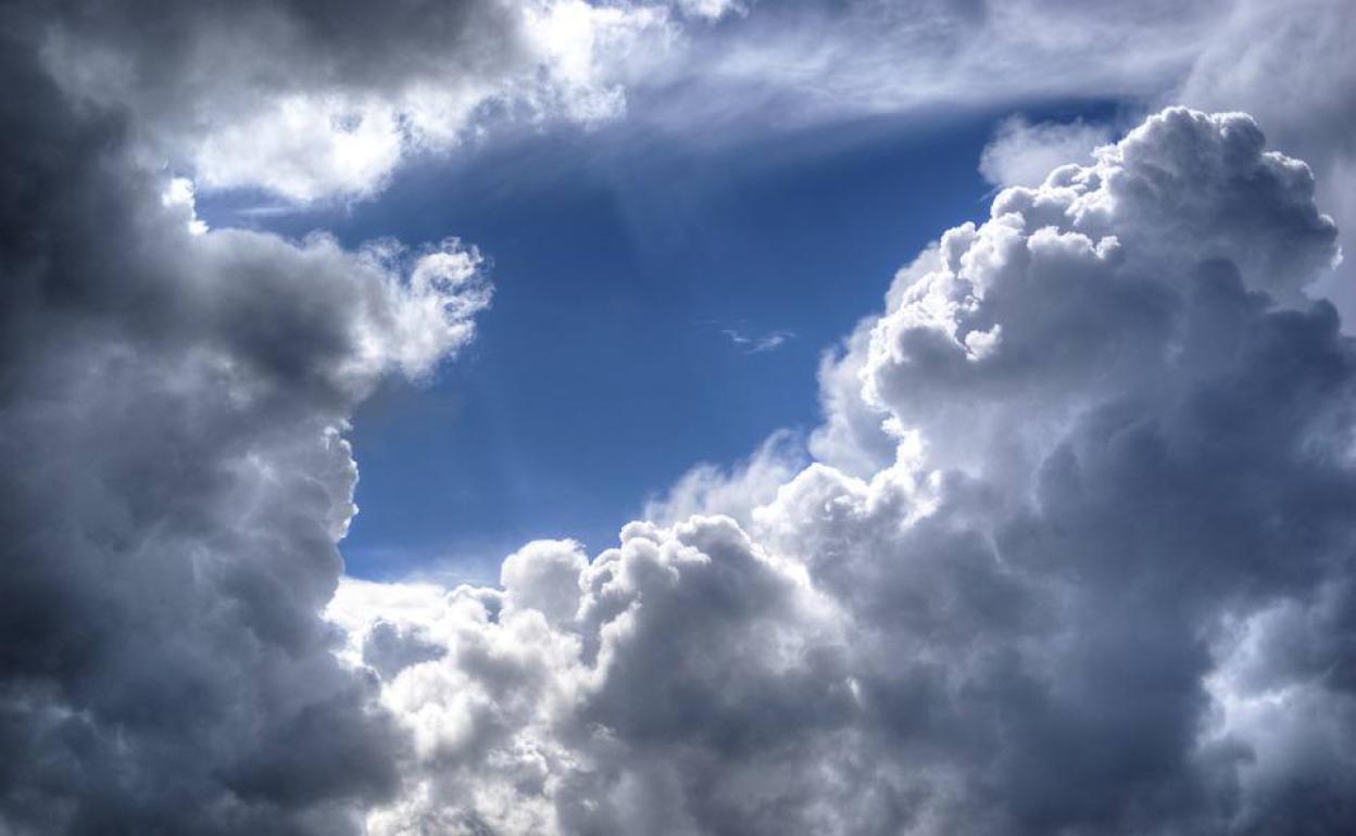 Los cielos se nublarán a lo largo de este viernes en León.