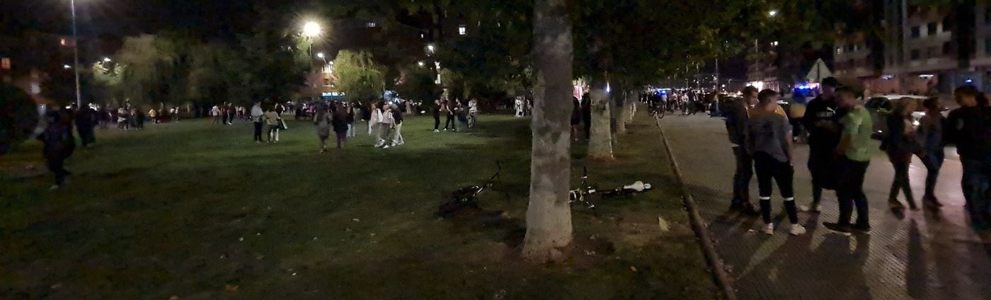 Miles de jóvenes se lanzan a la calle en busca de un maletín con mil euros en su interior. Hasta cinco patrullas de Policia Local intervienen ante la 'marabunta' de gente en el Parque de La Palomera. Los mil euros aparecieron enfrentando a las dos personas que los localizaron al mismo tiempo. 