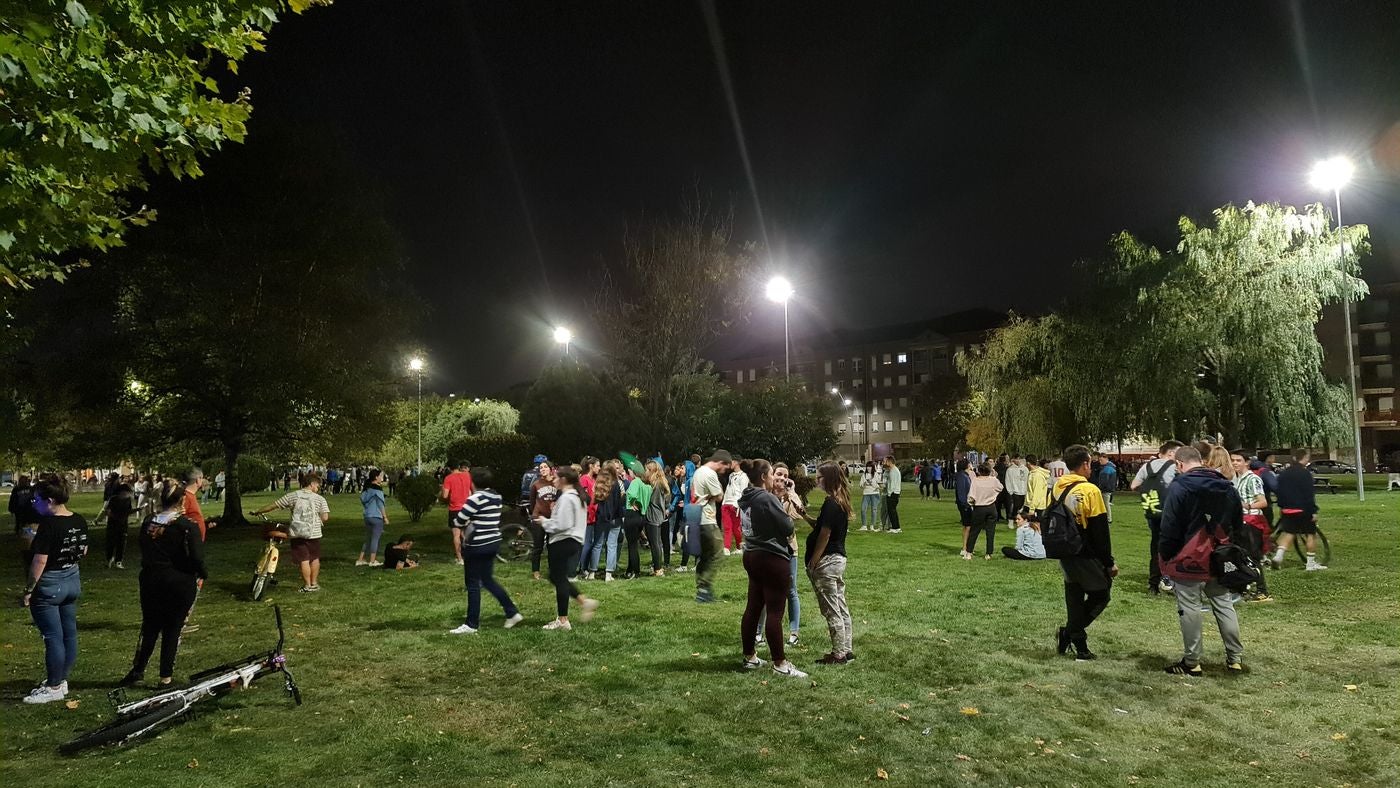 Miles de jóvenes se lanzan a la calle en busca de un maletín con mil euros en su interior. Hasta cinco patrullas de Policia Local intervienen ante la 'marabunta' de gente en el Parque de La Palomera. Los mil euros aparecieron enfrentando a las dos personas que los localizaron al mismo tiempo. 