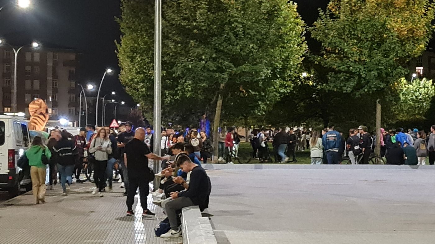 Miles de jóvenes se lanzan a la calle en busca de un maletín con mil euros en su interior. Hasta cinco patrullas de Policia Local intervienen ante la 'marabunta' de gente en el Parque de La Palomera. Los mil euros aparecieron enfrentando a las dos personas que los localizaron al mismo tiempo. 