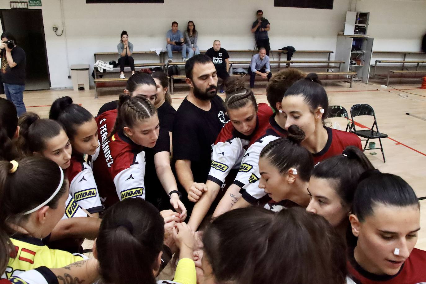 El conjunto leonés disputa en San Esteban la segunda jornada de la División de Honor Oro recibiendo al Errece Almassora