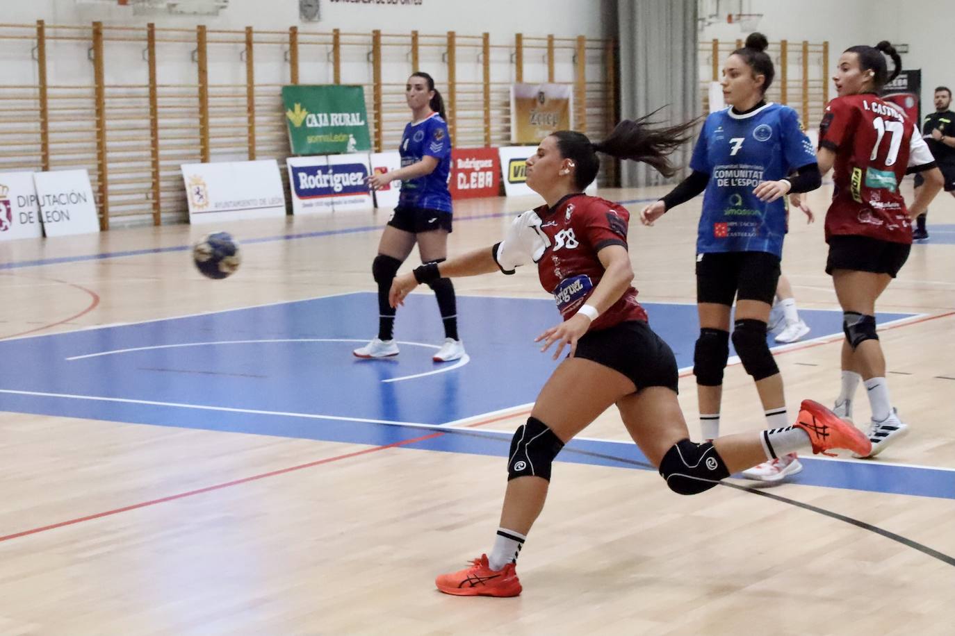 El conjunto leonés disputa en San Esteban la segunda jornada de la División de Honor Oro recibiendo al Errece Almassora