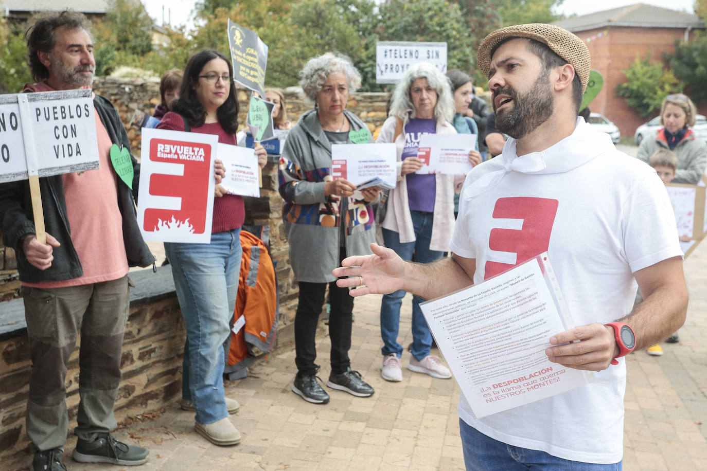 Concentración en Filiel (León) convocada por la Revuelta de la España Vaciada, para reclamar otro modelo de gestión forestal y evitar los incendios.