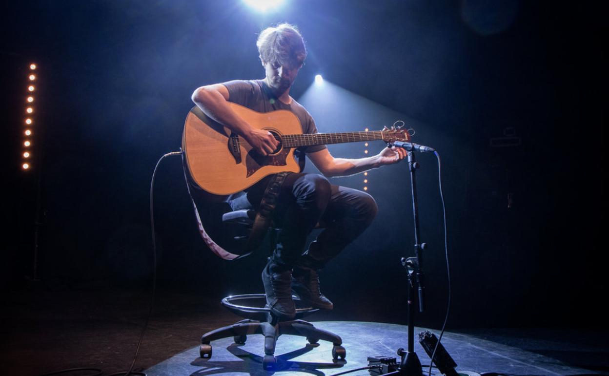 El virtuosismo a la guitarra y lleno de matices del artista letón Reinis Jaunais aterriza este domingo en la Xana del Torío