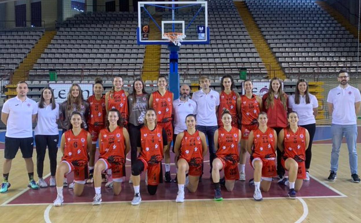 Foto de familia del BF León, que no pudo sumar en su primera salida de la temporada.