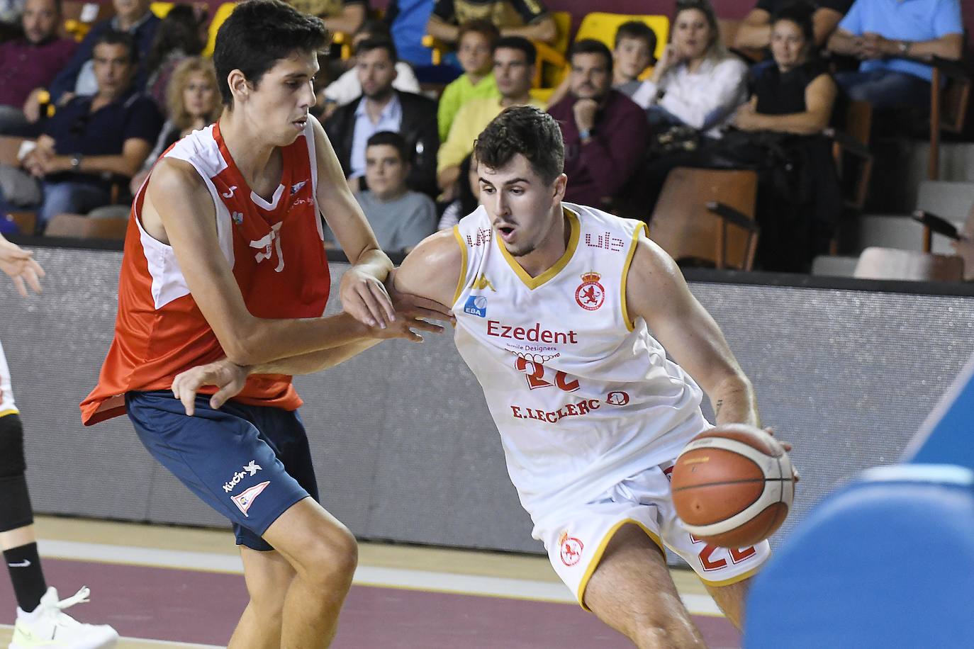 El conjunto leonés disputa su primer partido oficial ante el Grupo Covagonda en el Palacio de los Deportes de León