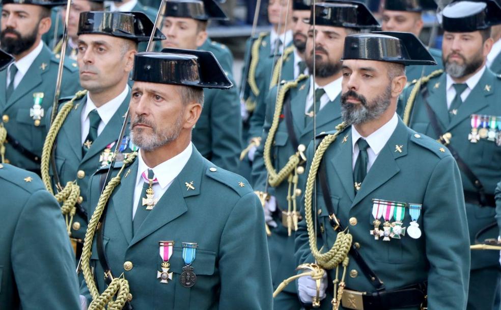 Más de 500 efectivos pertenecientes a las diferentes unidades y especialidades de la Guardia Civil, a pie, a caballo y motorizadas han participado en el desfile. 