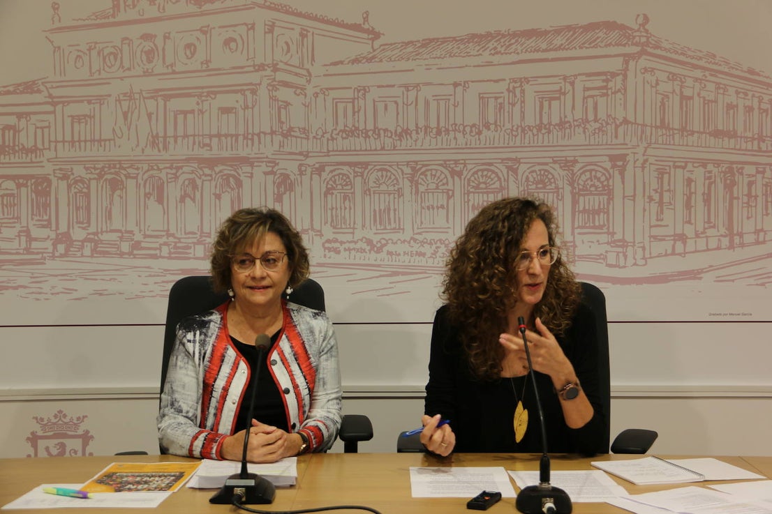 La concejala de cultura, Evelia Fernández, y la soprano y organizadora artística del ciclo 'León en Canto', Marta Arce, presentan los conciertos para celebrar los veinte años del Auditorio Ciudad de León.