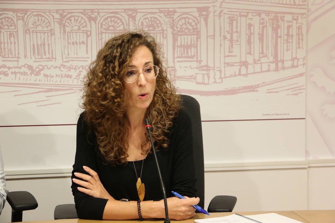 La concejala de cultura, Evelia Fernández, y la soprano y organizadora artística del ciclo 'León en Canto', Marta Arce, presentan los conciertos para celebrar los veinte años del Auditorio Ciudad de León.