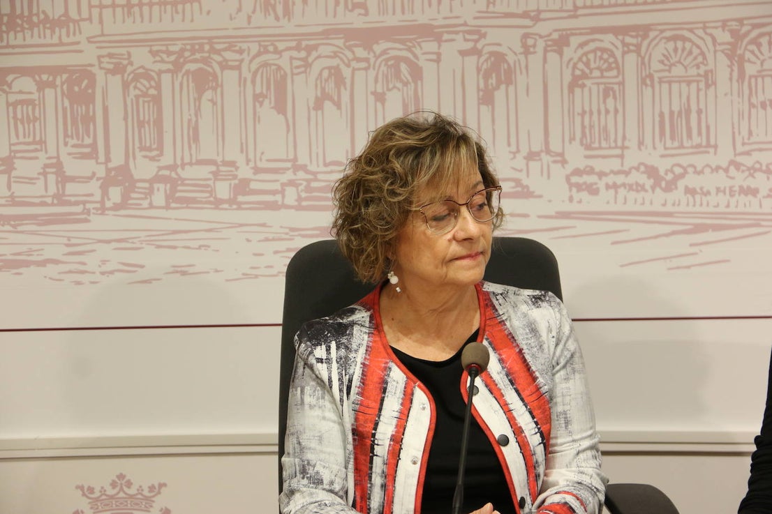 La concejala de cultura, Evelia Fernández, y la soprano y organizadora artística del ciclo 'León en Canto', Marta Arce, presentan los conciertos para celebrar los veinte años del Auditorio Ciudad de León.