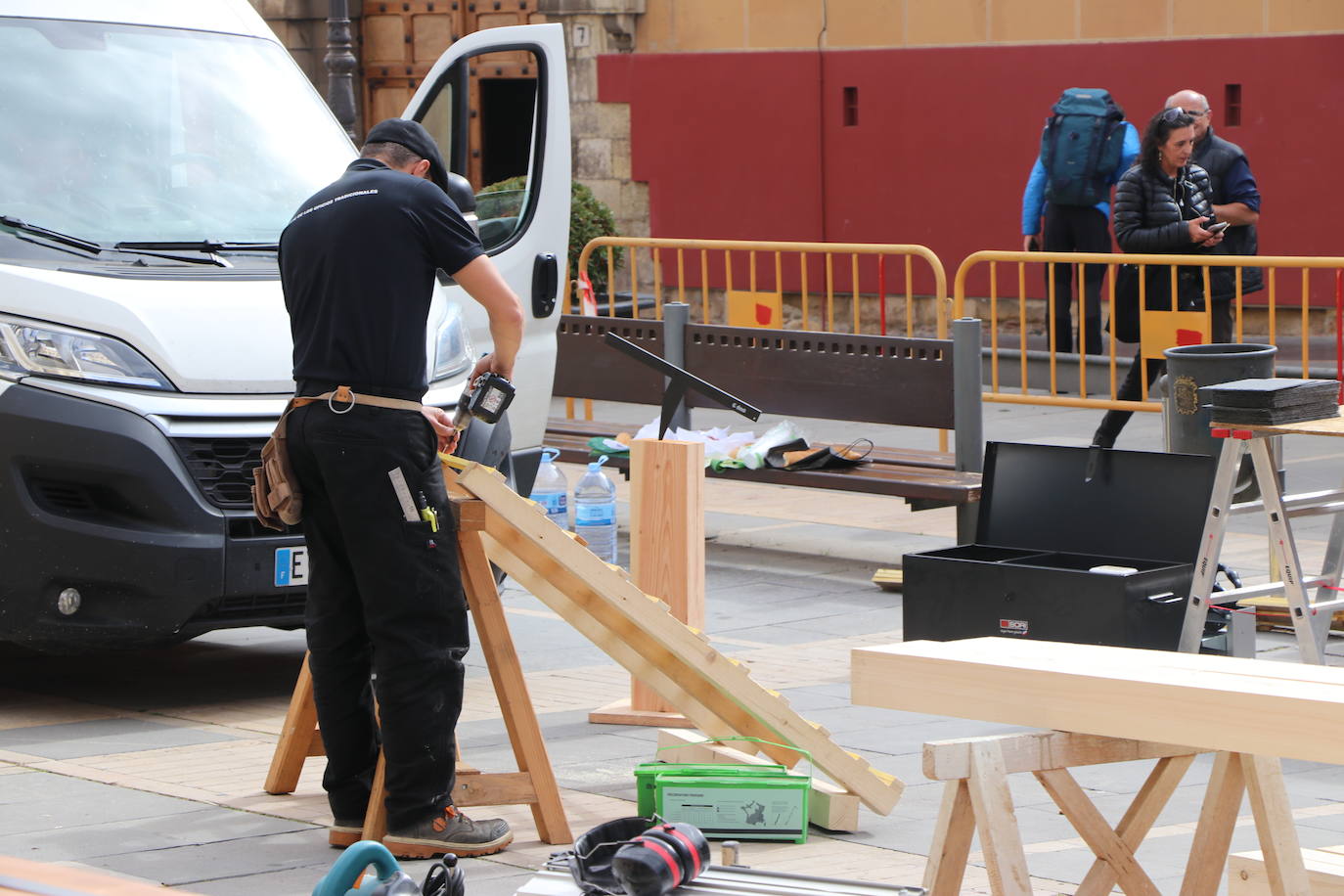 Demostración de oficios artesanos tradicionales a cargo de la Société Compagnonnique Fidèl Aux Devoirs De Tour De France. 
