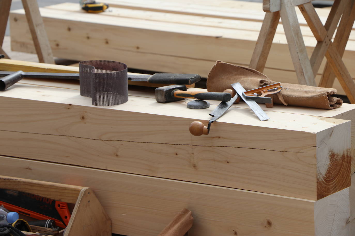Demostración de oficios artesanos tradicionales a cargo de la Société Compagnonnique Fidèl Aux Devoirs De Tour De France. 